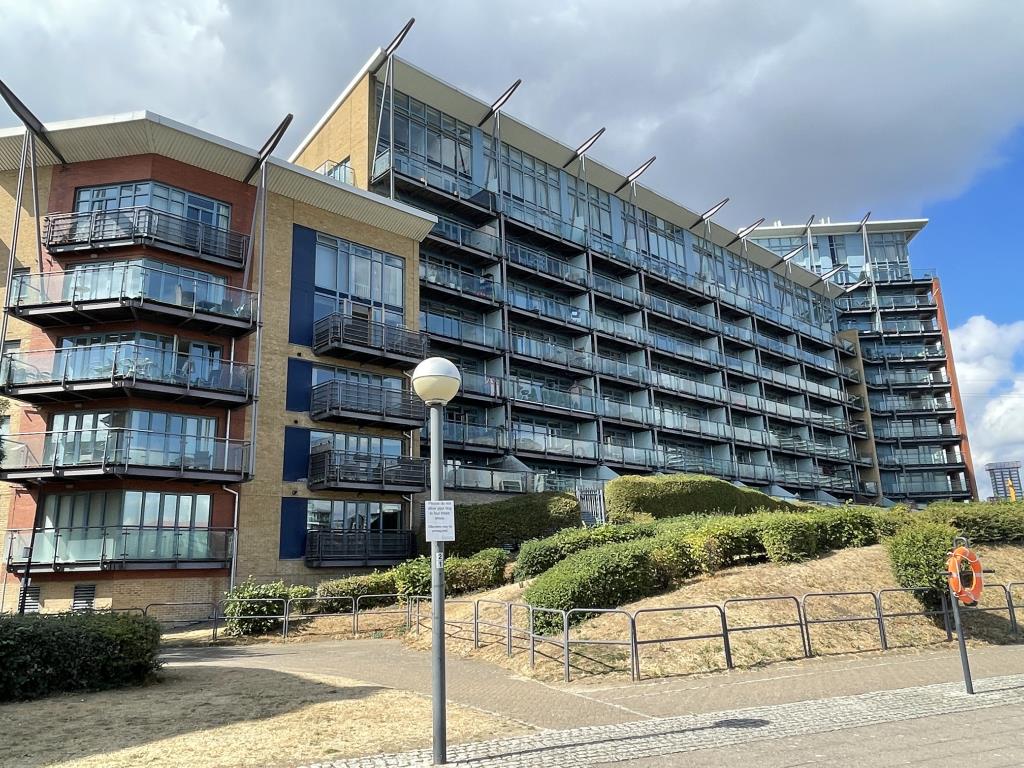 Lot: 151 - ONE-BEDROOM APARTMENT WITH WATERSIDE VIEWS - Rear view of building overlooking the Dockside
